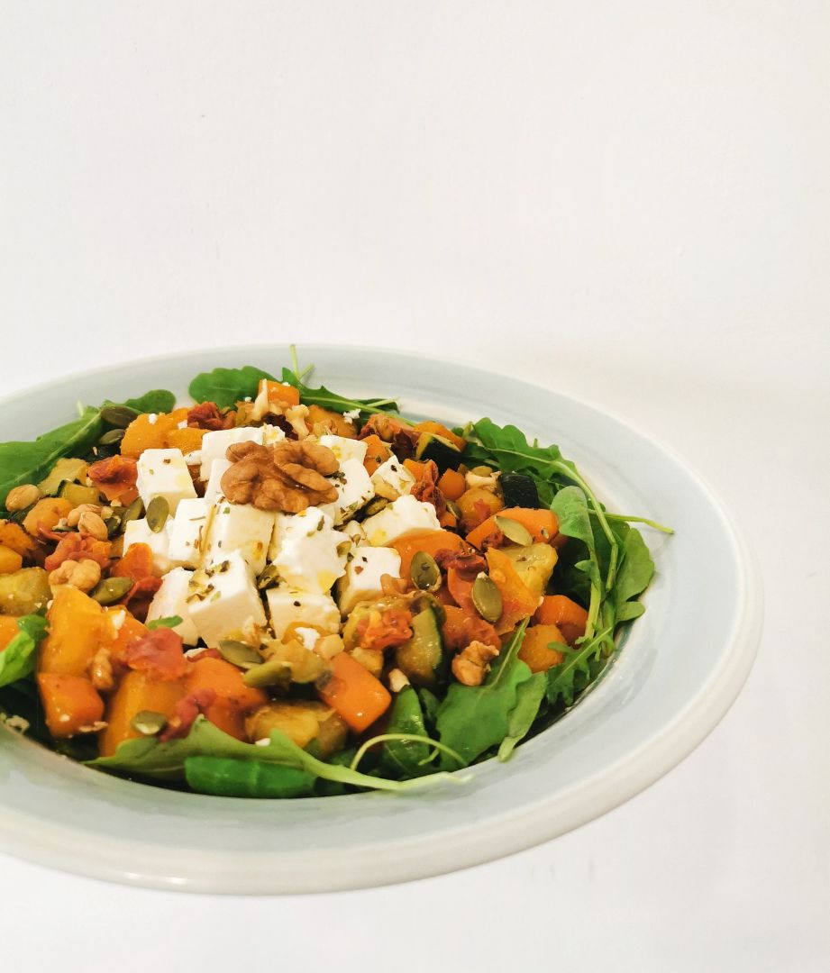 Ensalada con calabaza, tempeh, feta y nueces