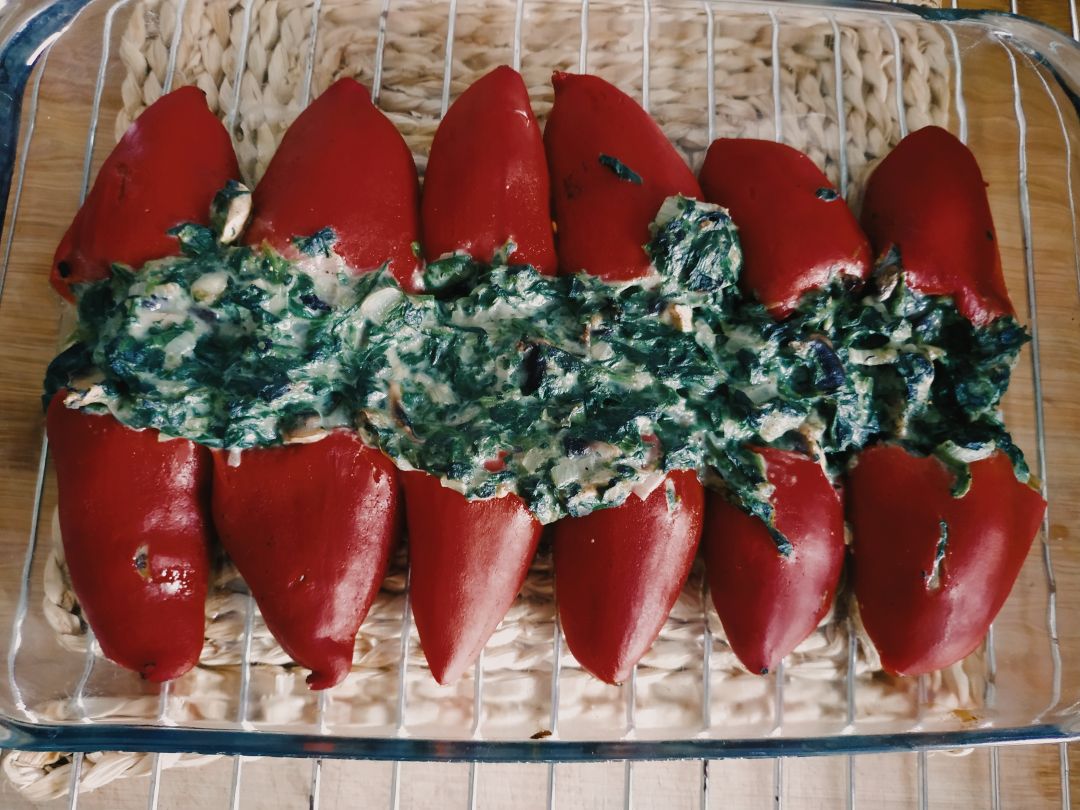 Pimientos del piquillo rellenos de bechamel de espinacas y  champiñones