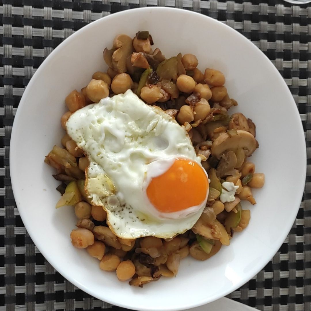 Garbanzos salteados con huevo