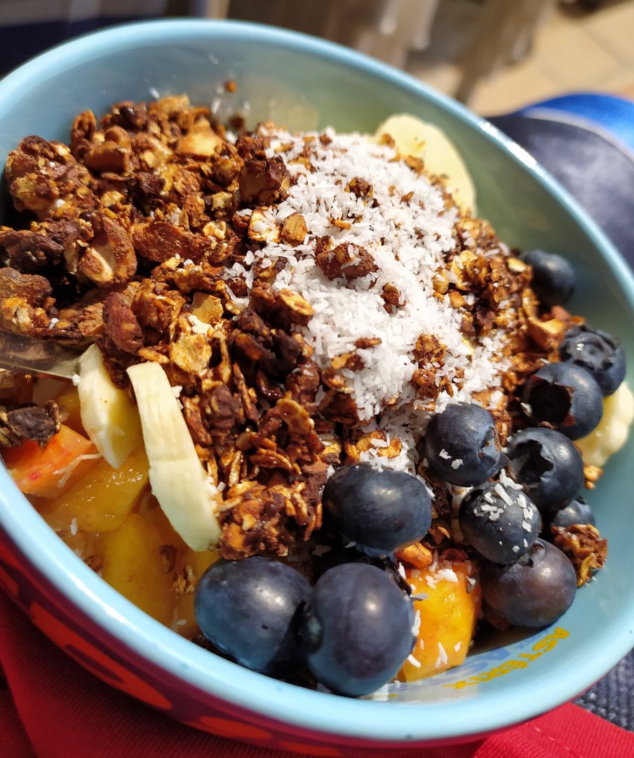 Yogur con fruta y granola exprés