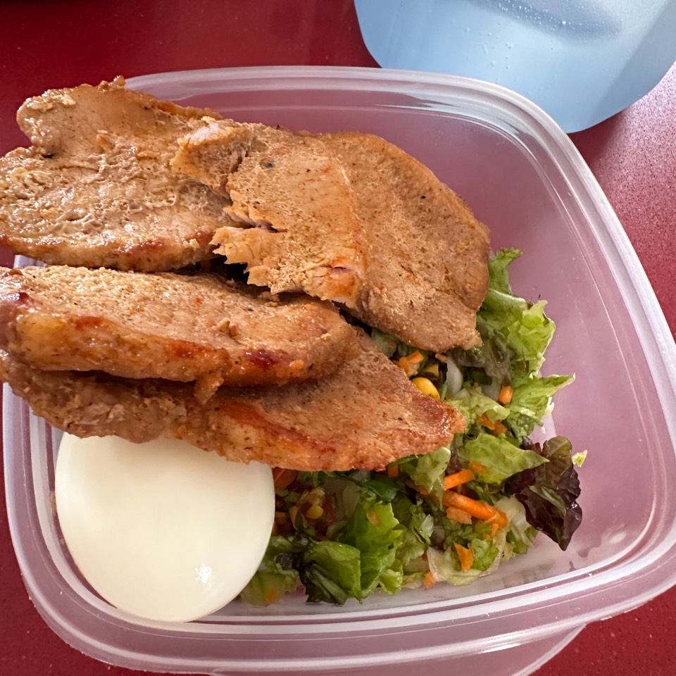 Ensalada con cerdo magro y huevo cocido 