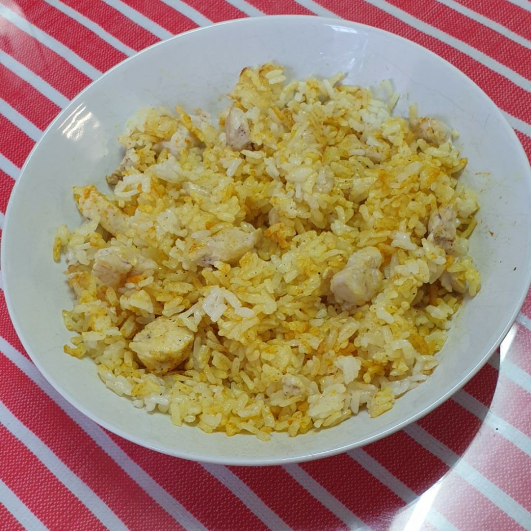 Arroz con pollo y cúrcuma. Arroz con pollo y cúrcuma.