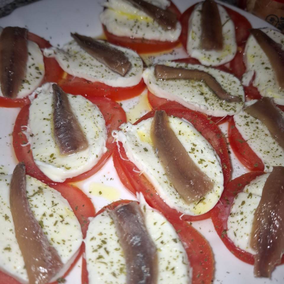 Queso mozarella con tomate y anchoa