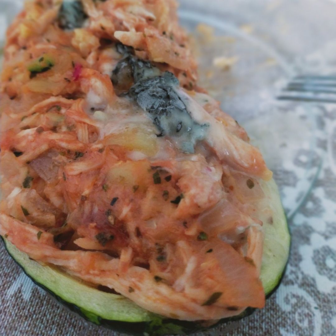 Calabacín relleno de pollo con salsa mamma rosa y queso gorgonzola Calabacín relleno de pollo con salsa mamma rosa y queso gorgonzola