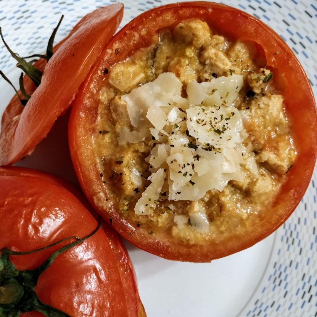 TOMATES RELLENOS DE CREMA DE SETAS Y SOJA TEXTURIZADA TOMATES RELLENOS DE CREMA DE SETAS Y SOJA TEXTURIZADA