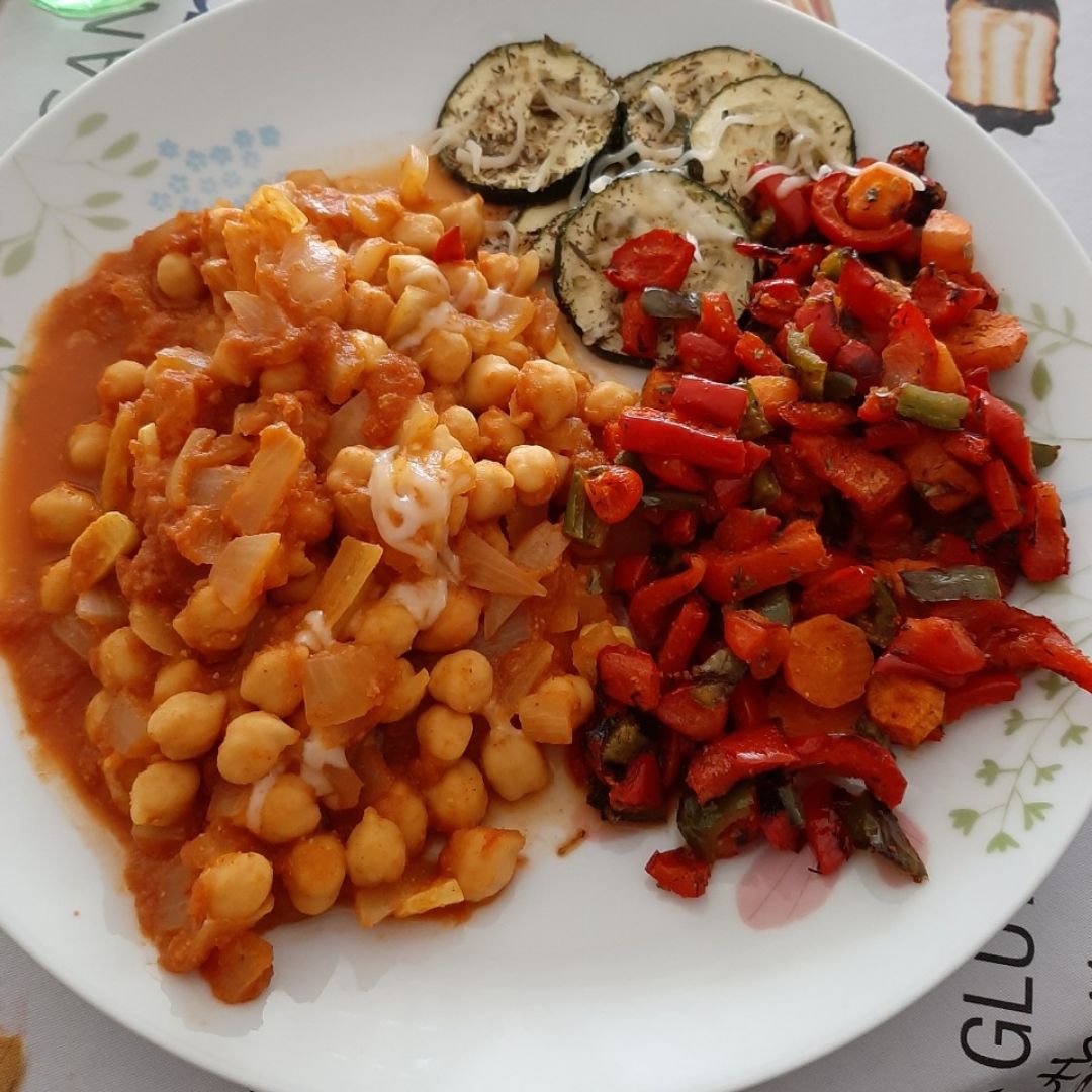 Garbanzos al curry con verduras al horno Garbanzos al curry con verduras al horno