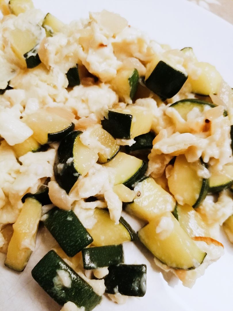 Scrambled eggs with zucchini