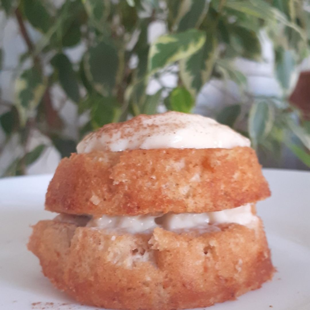 Pastelito de manzana y crema pastelera casera Pastelito de manzana y crema pastelera casera