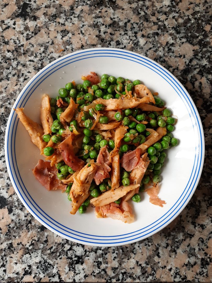 Guisantes salteados con heura y jamón serrano Guisantes salteados con heura y jamón serrano