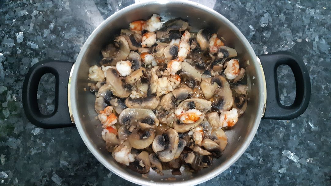 Revuelto de champiñones con gambones. Revuelto de champiñones con gambones.