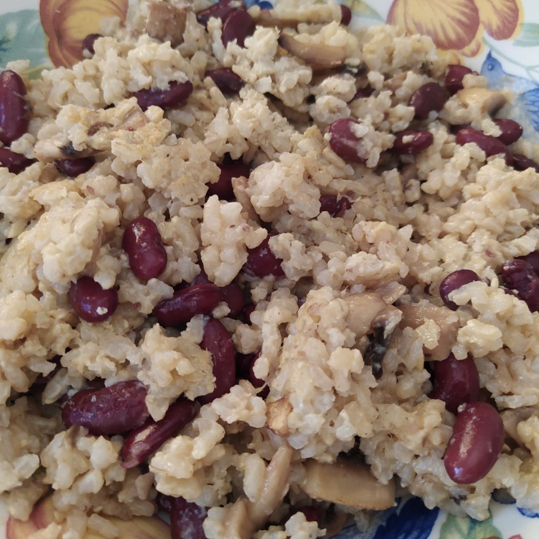Arroz con alubias rojas, champiñones y huevo Arroz con alubias rojas, champiñones y huevo