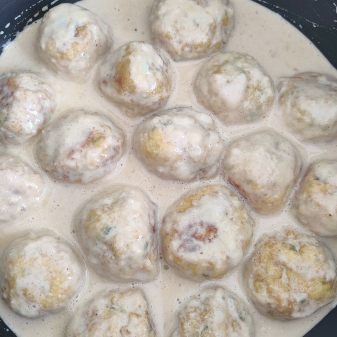 Albóndigas de merluza en salsa de queso azul Albóndigas de merluza en salsa de queso azul