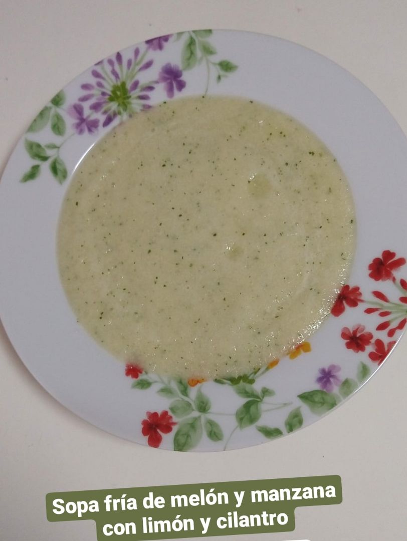 Sopa fría de melón y manzana con limón y cilantro Sopa fría de melón y manzana con limón y cilantro