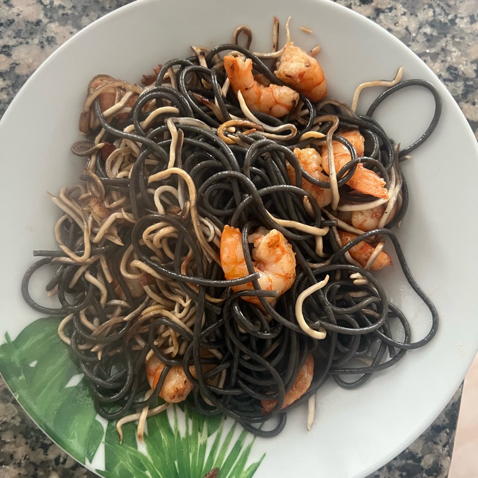 Spaguetti nero con langostinos y gulas Spaguetti nero con langostinos y gulas