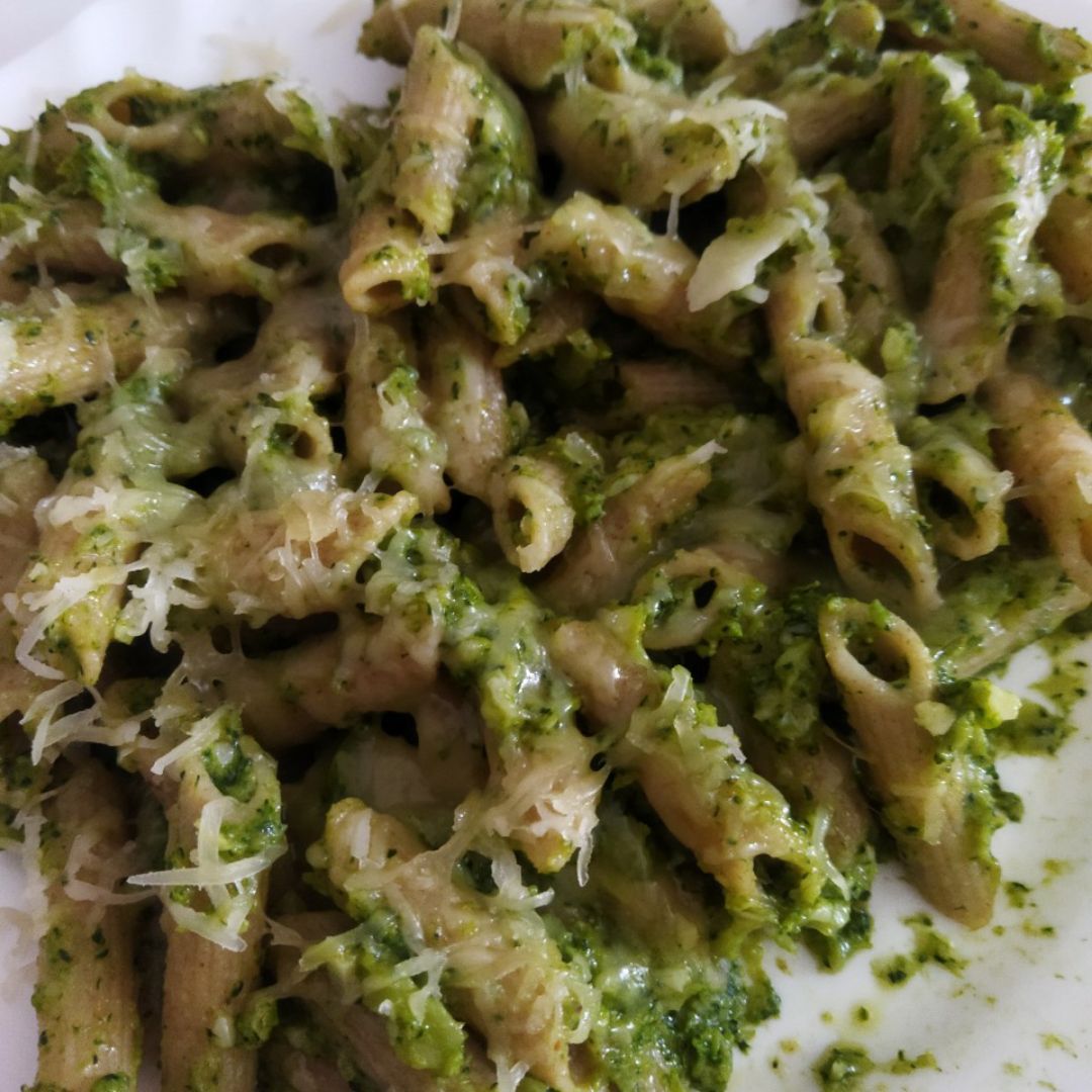 Macarrones con brócoli al ajillo. Macarrones con brócoli al ajillo.