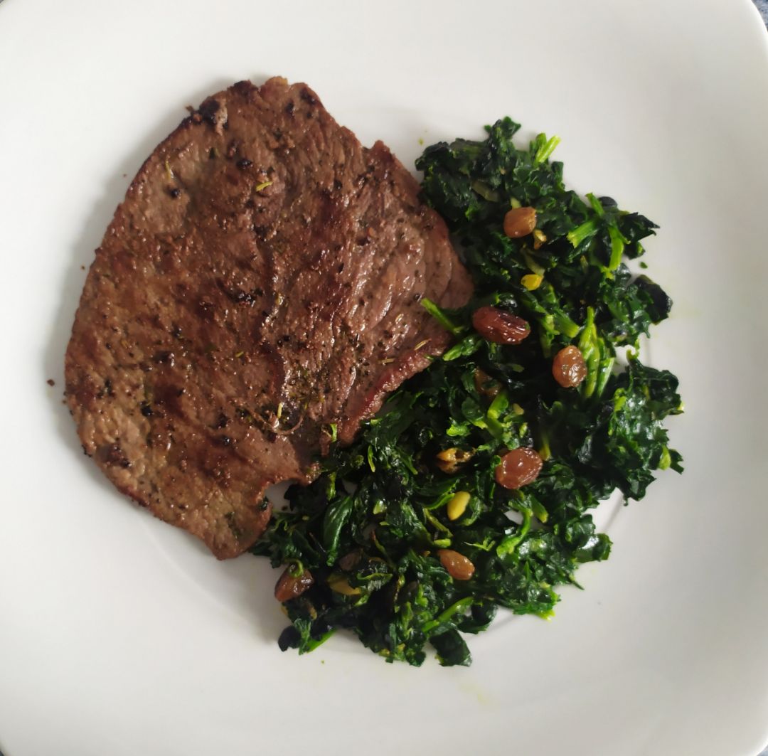 Filete de ternera 🥩 con espinacas con pasas y piñones 🥬🥬