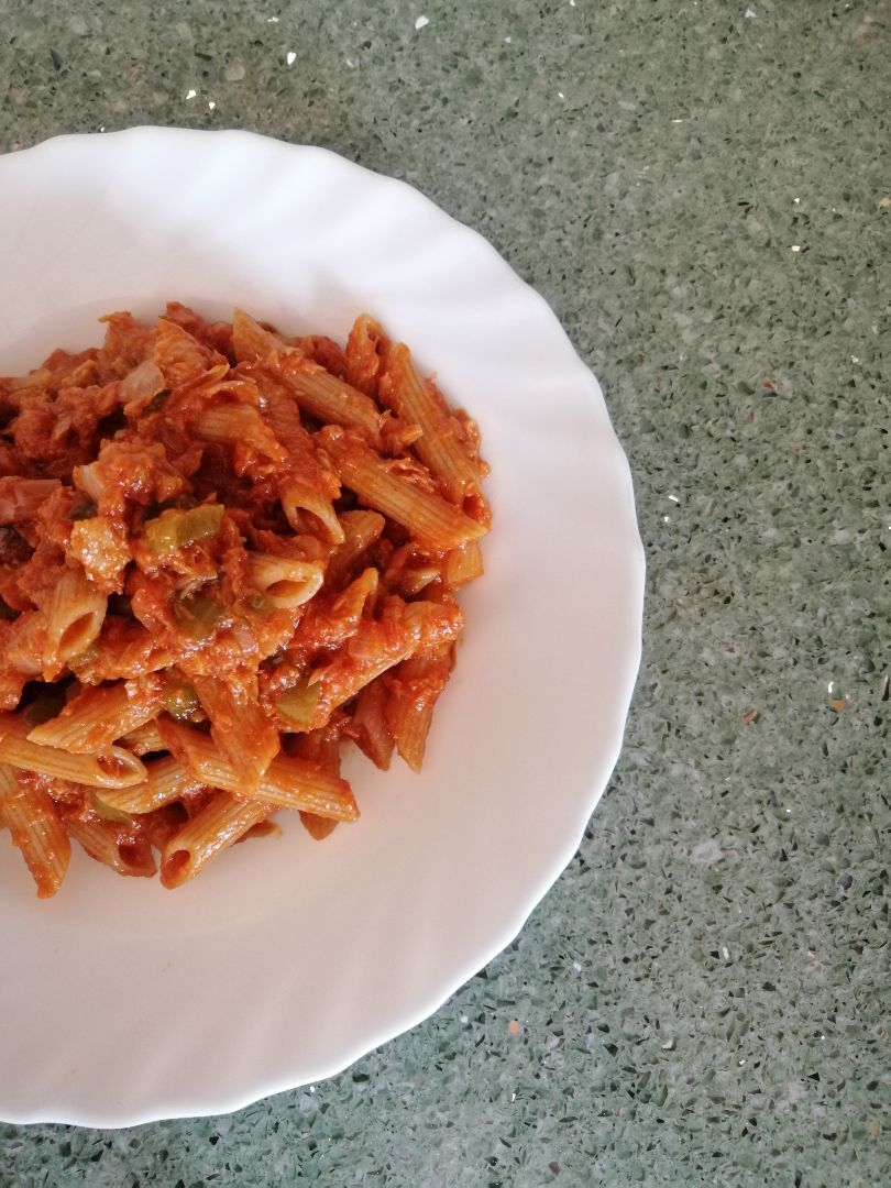 Penne integral con salsa de tomate y atún Penne integral con salsa de tomate y atún