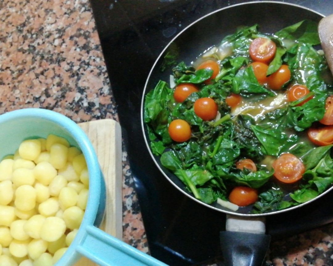 Ñoquis con tomate cherry y espinacas Paso 0 Ñoquis con tomate cherry y espinacas Paso 0