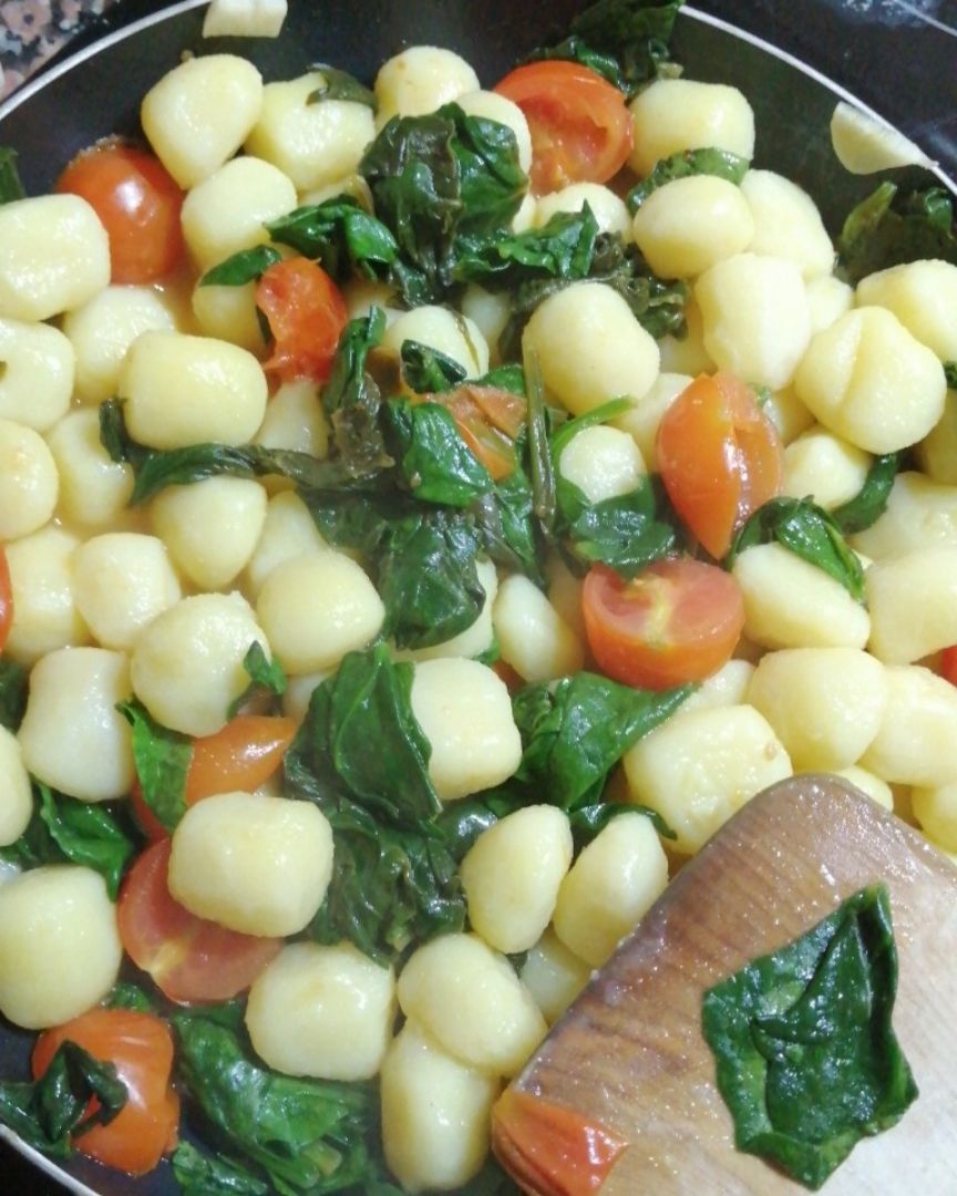Ñoquis con tomate cherry y espinacas Paso 1 Ñoquis con tomate cherry y espinacas Paso 1