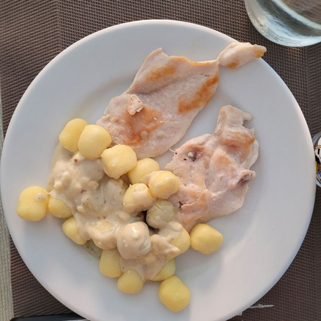 Ñoquis con salsa de queso azul y filetitos de pollo a la plancha Ñoquis con salsa de queso azul y filetitos de pollo a la plancha
