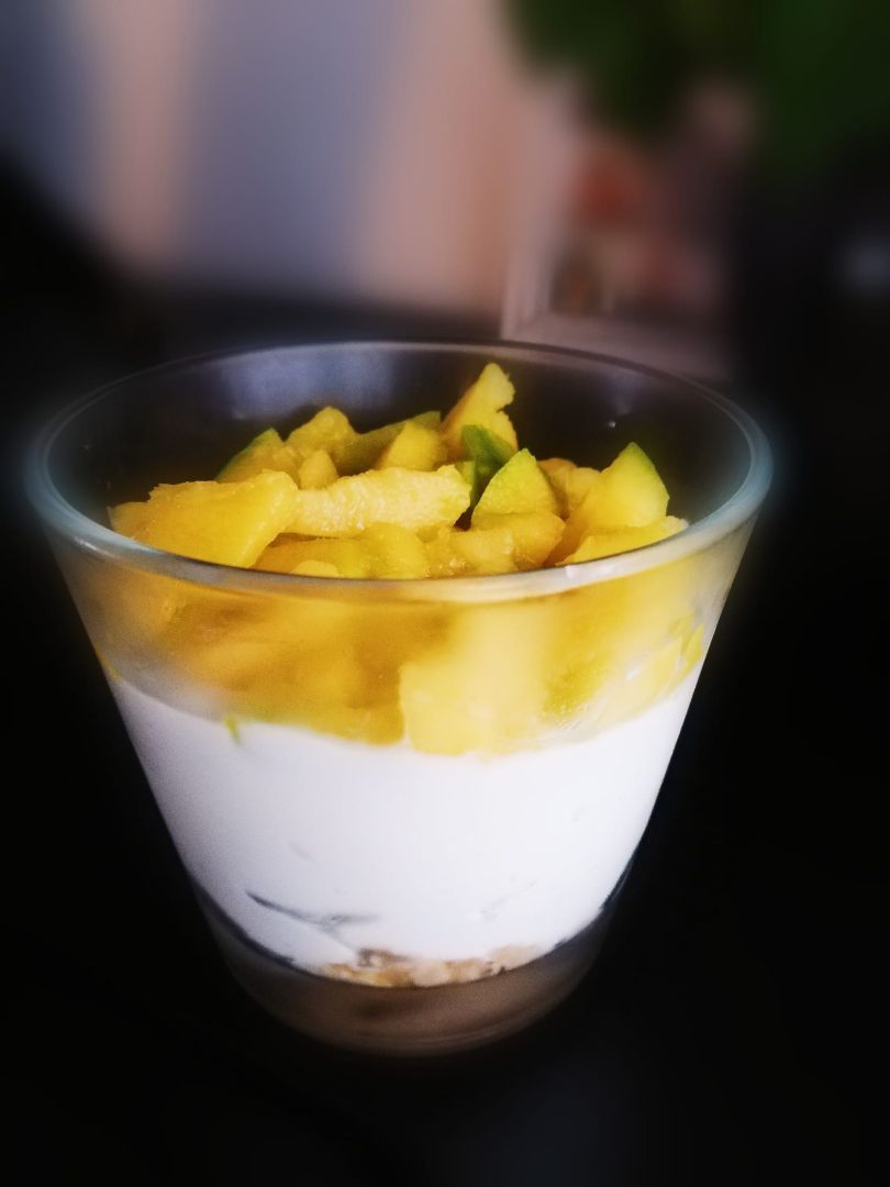 Yogurt griego con mango y nueces 