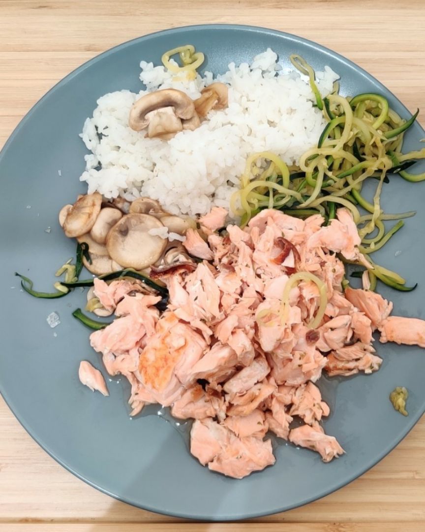 Salmón con arroz, calabacín y champiñones Salmón con arroz, calabacín y champiñones