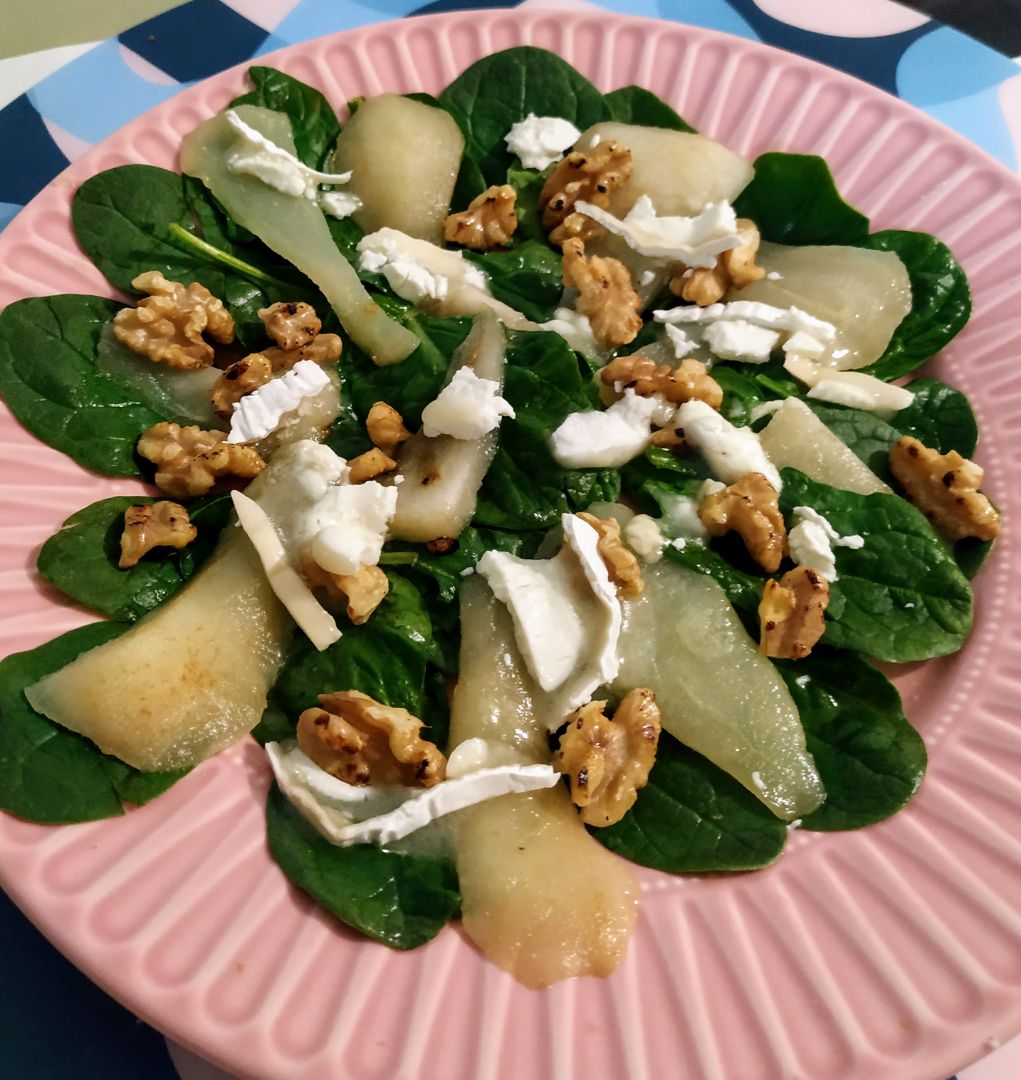 Ensalada de espinacas, pera, queso de cabra y nueces Ensalada de espinacas, pera, queso de cabra y nueces