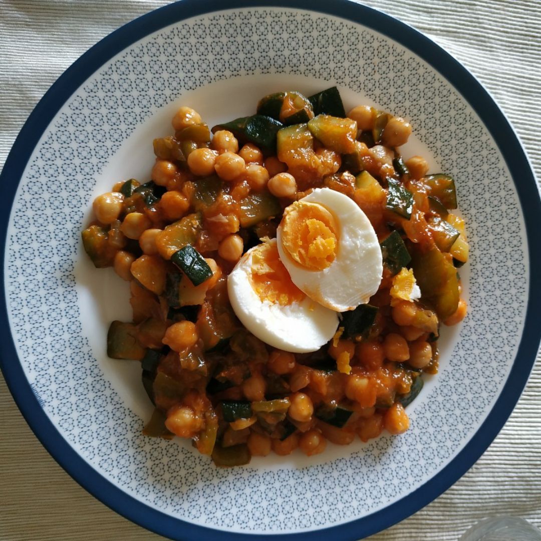 Garbanzos con verduras y huevo