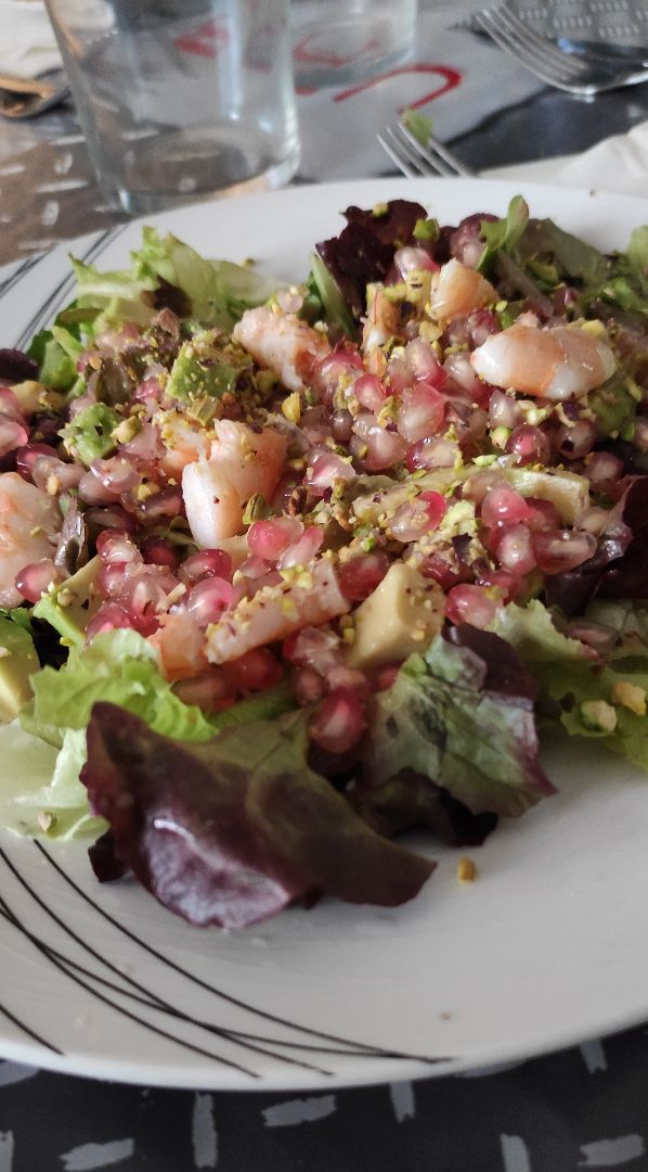 Ensalada con langostinos, aguacate, Granada y vinagreta de pistachos. Ensalada con langostinos, aguacate, Granada y vinagreta de pistachos.