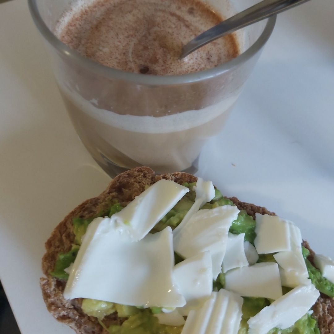 Cafe con tostada, aguacate y queso fresco Cafe con tostada, aguacate y queso fresco