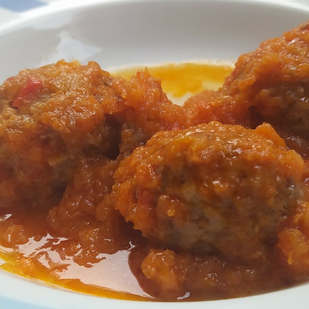 Albóndigas de ternera con salsa de verduras Albóndigas de ternera con salsa de verduras