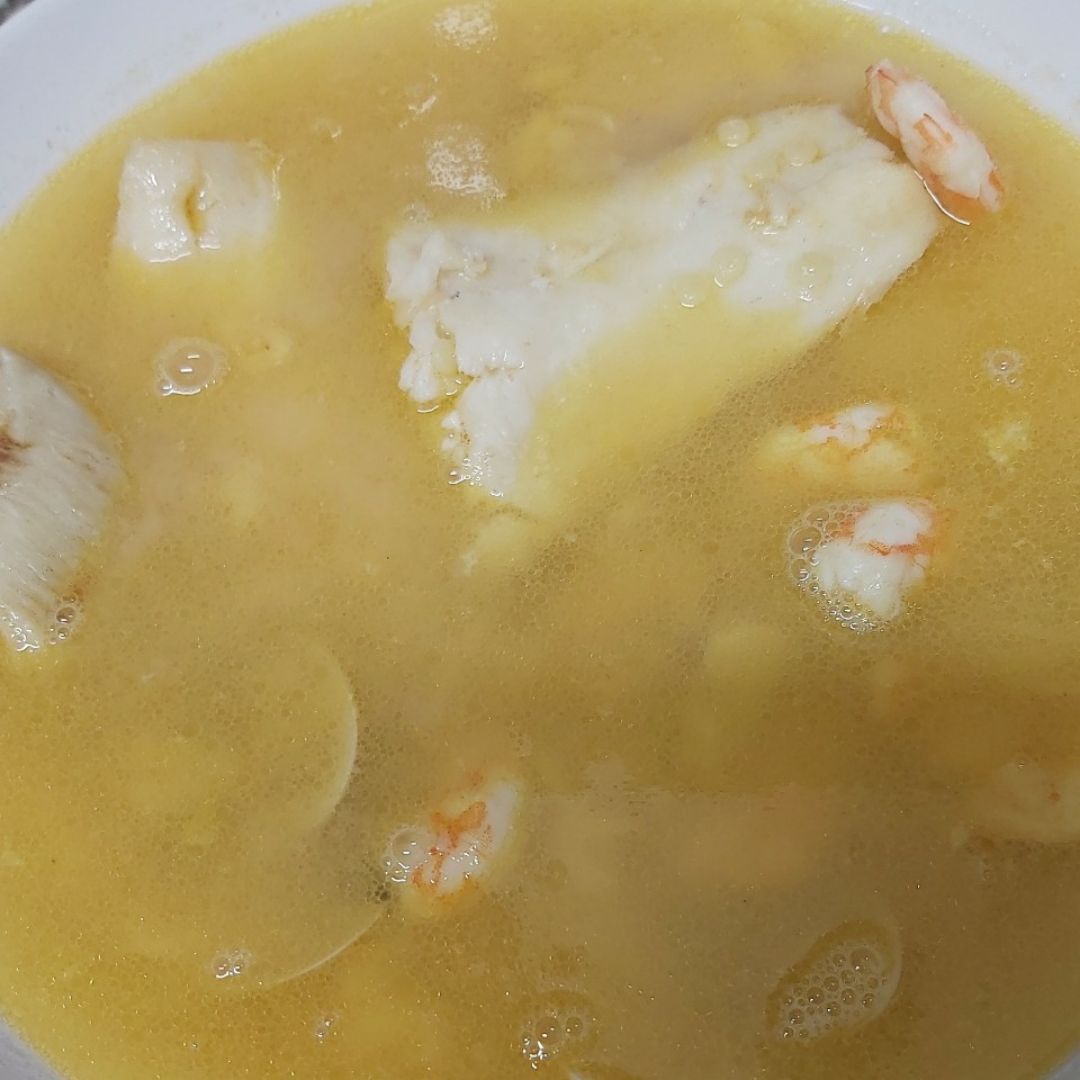Consomé con pescado,gambas y almejas Consomé con pescado,gambas y almejas