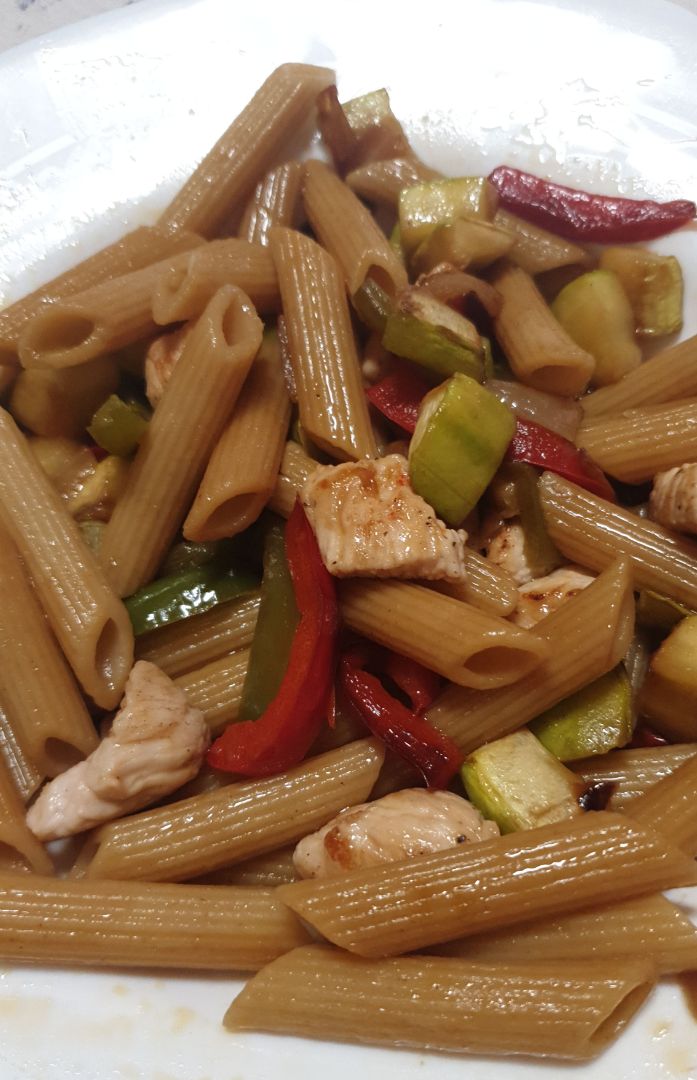 Pasta integral con pavo, verduras y salsa de soja Pasta integral con pavo, verduras y salsa de soja