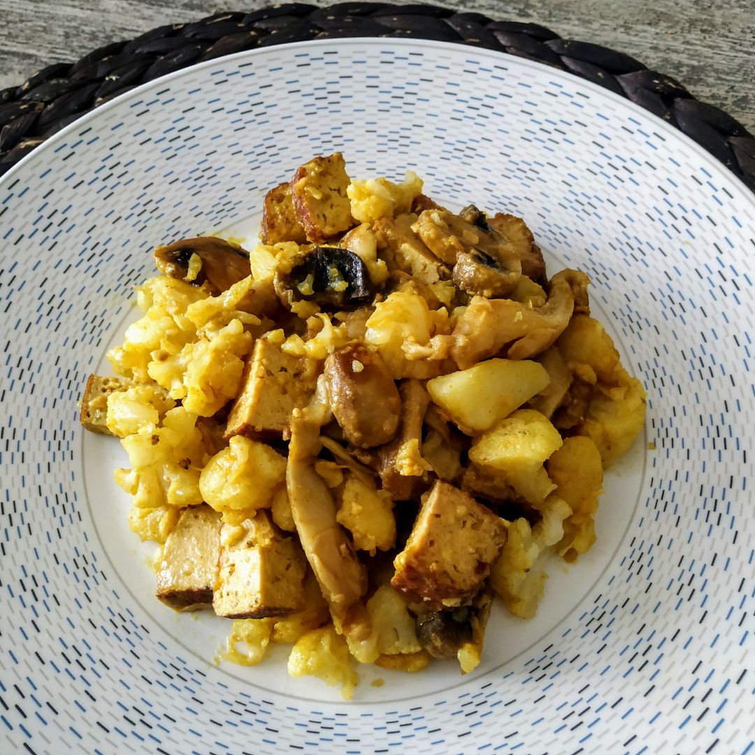 Coliflor al curry con setas y tofu