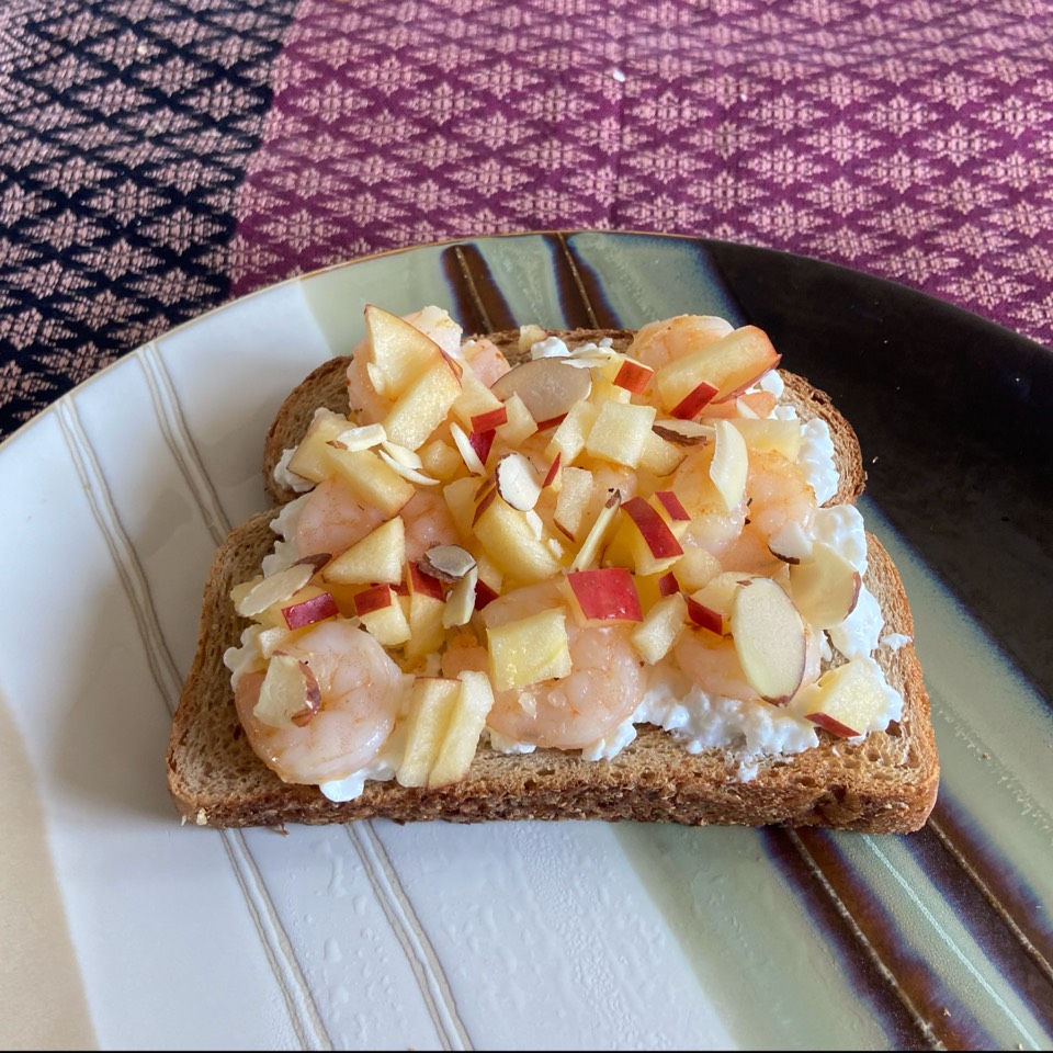 Tostada de gambas con queso cottage, manzana y almendras Tostada de gambas con queso cottage, manzana y almendras