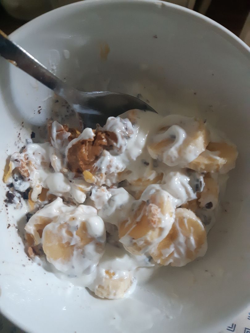 Bol de yogur griego con plátano 