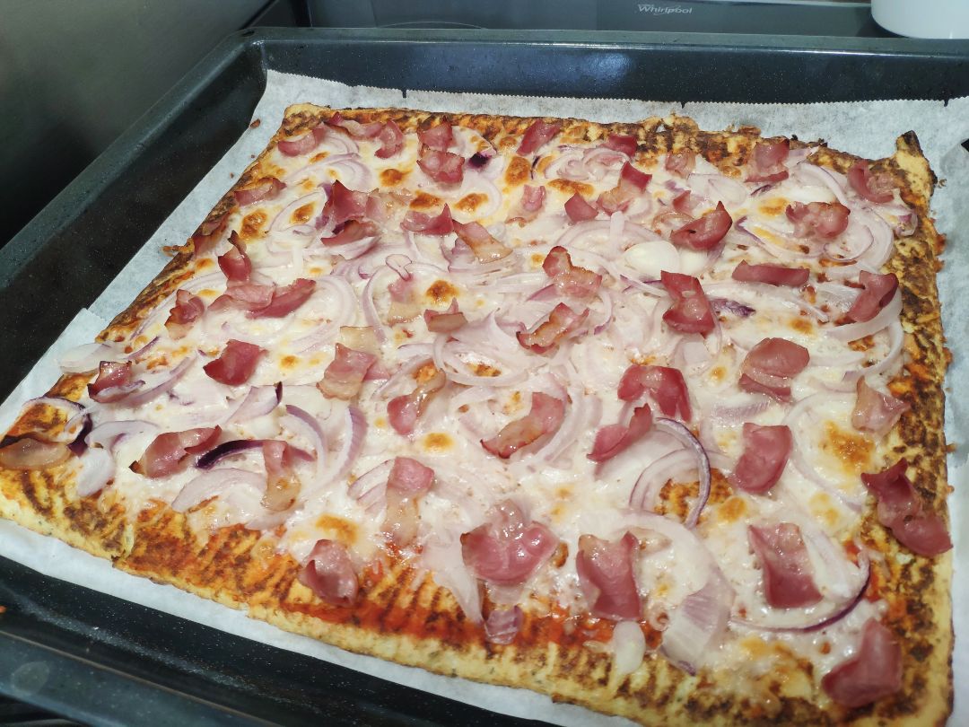 Pizza con base de coliflor de lacón y cebolla Pizza con base de coliflor de lacón y cebolla