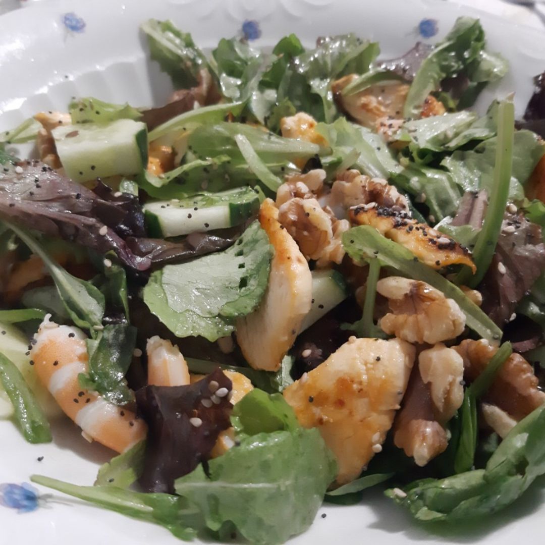 Ensalada de langostinos y pollo. Ensalada de langostinos y pollo.