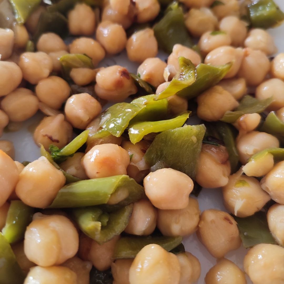 Garbanzos salteados con pimiento verde Garbanzos salteados con pimiento verde