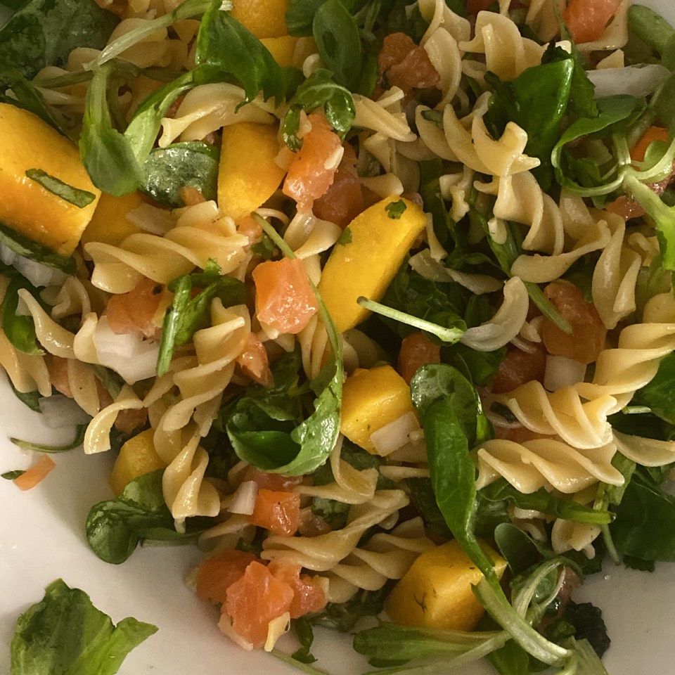 Ensalada de pasta con salmón y melocotón Ensalada de pasta con salmón y melocotón