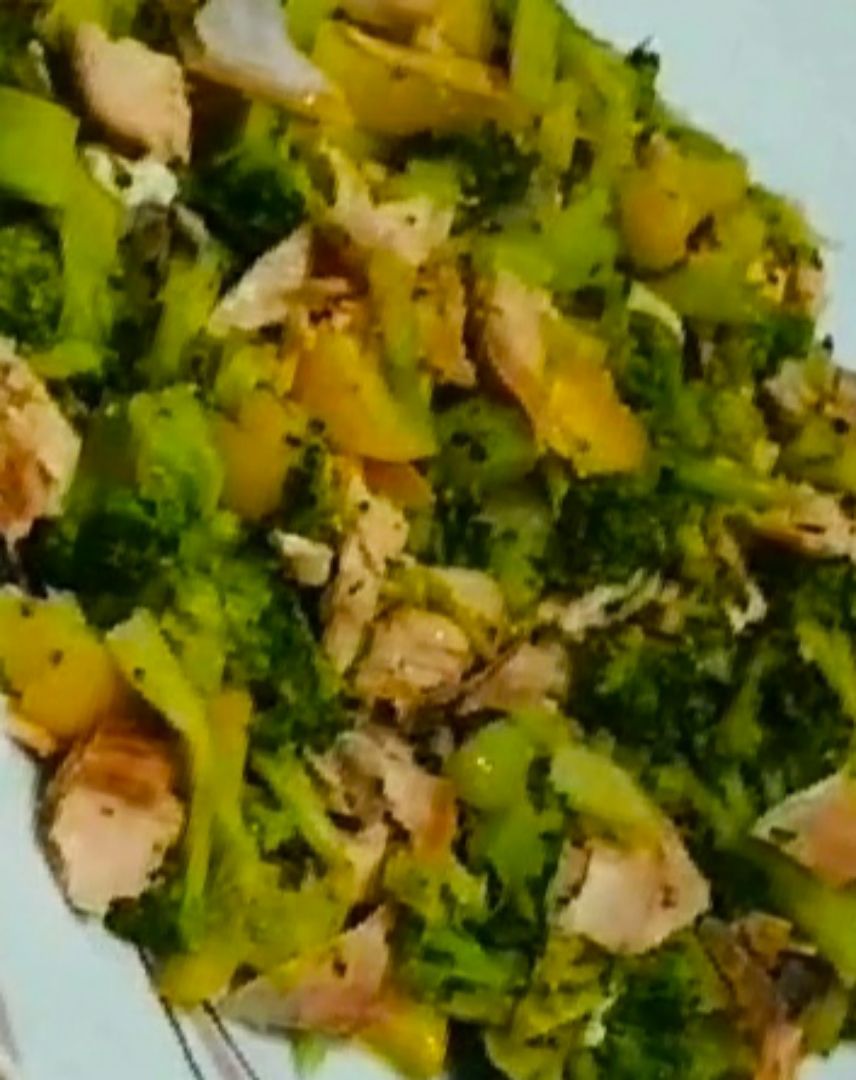 Salmón con brócoli, manzana y pasas