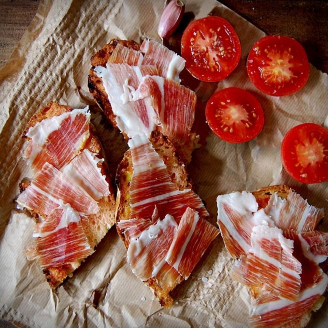 Tostada de pan integral con tomate y jamón 