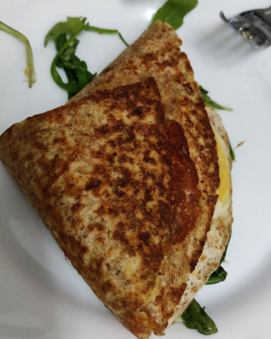 Quesadilla de hummus de aguacate, lechuga y queso Quesadilla de hummus de aguacate, lechuga y queso