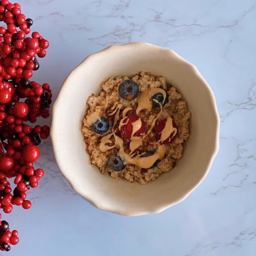 Porridge con frutos rojos y crema de cacahuete