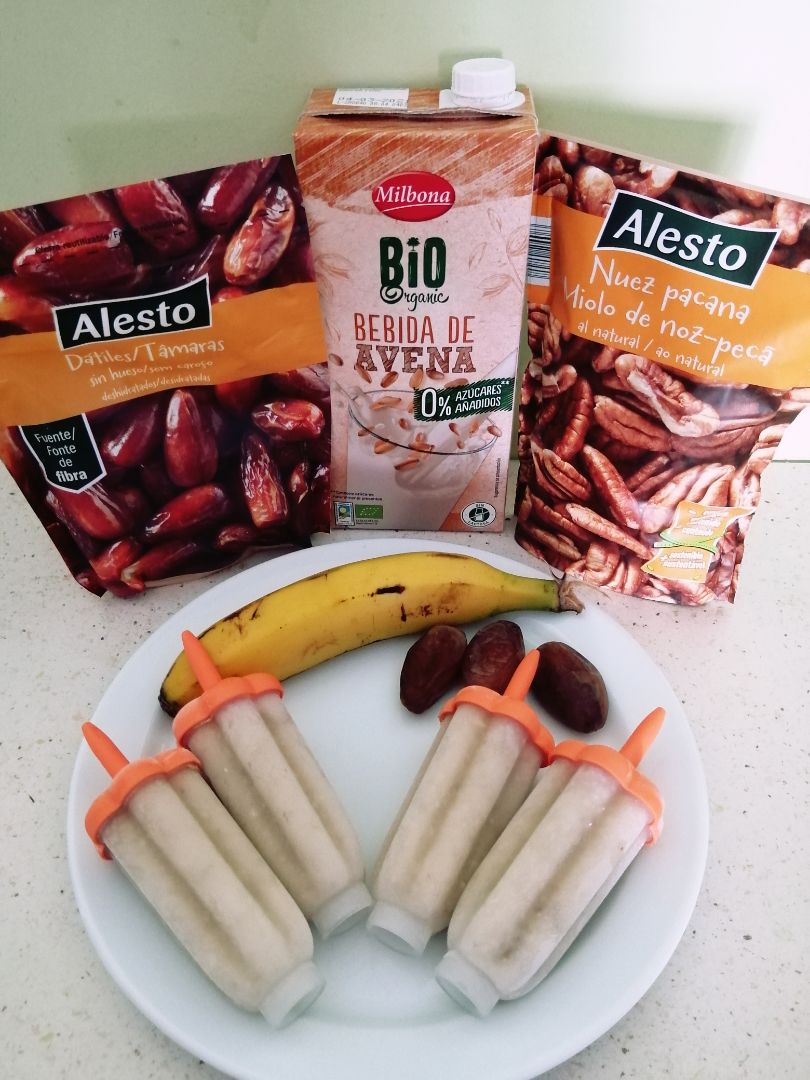 Helado de plátano, dátil y nuez Helado de plátano, dátil y nuez