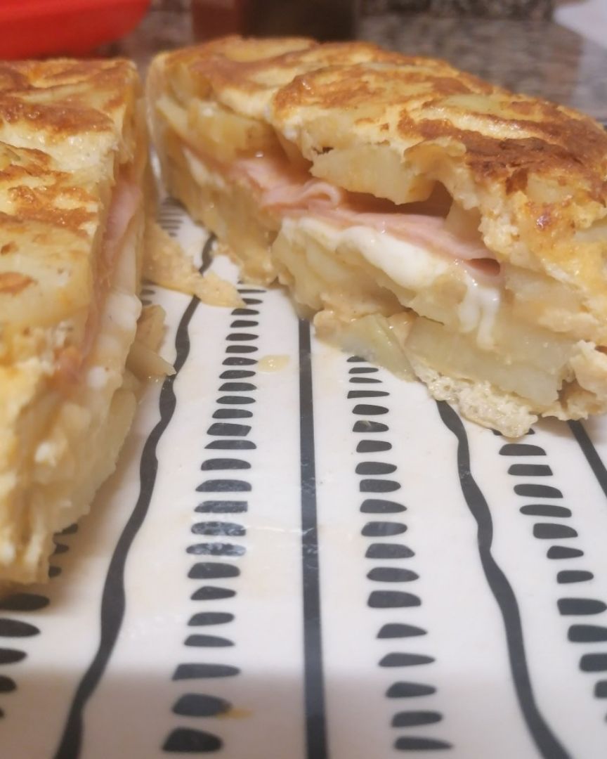 Tortilla rellena de York y queso Tortilla rellena de York y queso