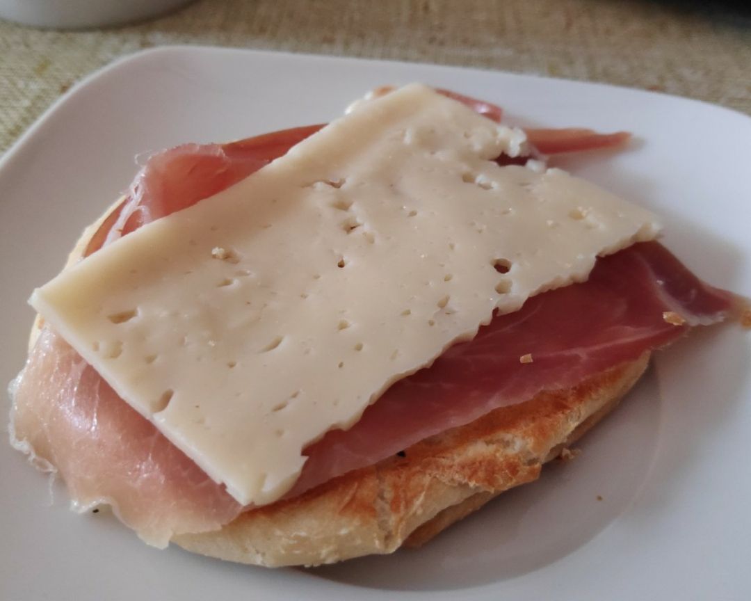 Tostada con jamón serrano y queso