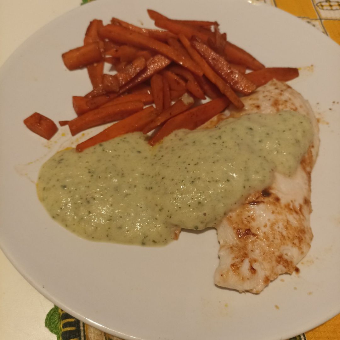 Pechuga de pollo a la plancha con zanahoria y salsa de calabacín y cebolla Pechuga de pollo a la plancha con zanahoria y salsa de calabacín y cebolla