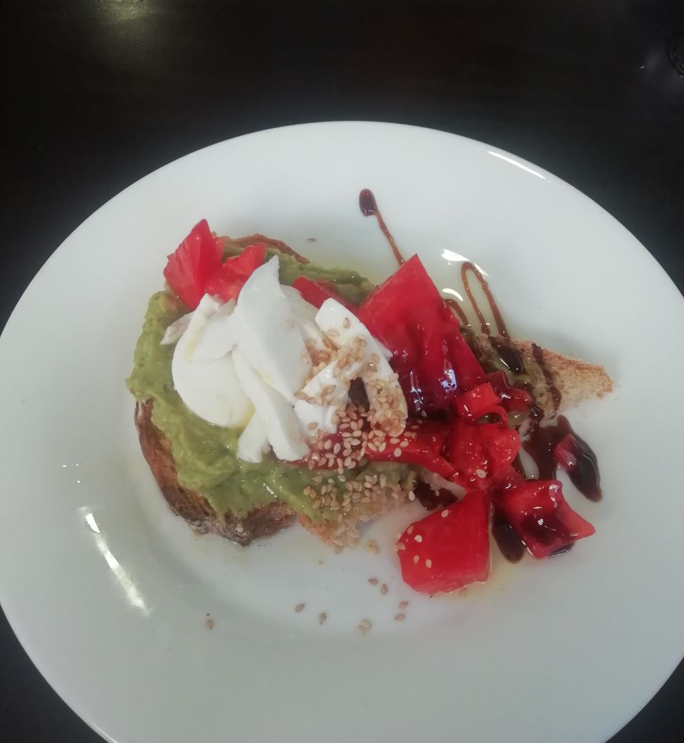 Tosta de guacamole, tomate y Mozzarella. Tosta de guacamole, tomate y Mozzarella.