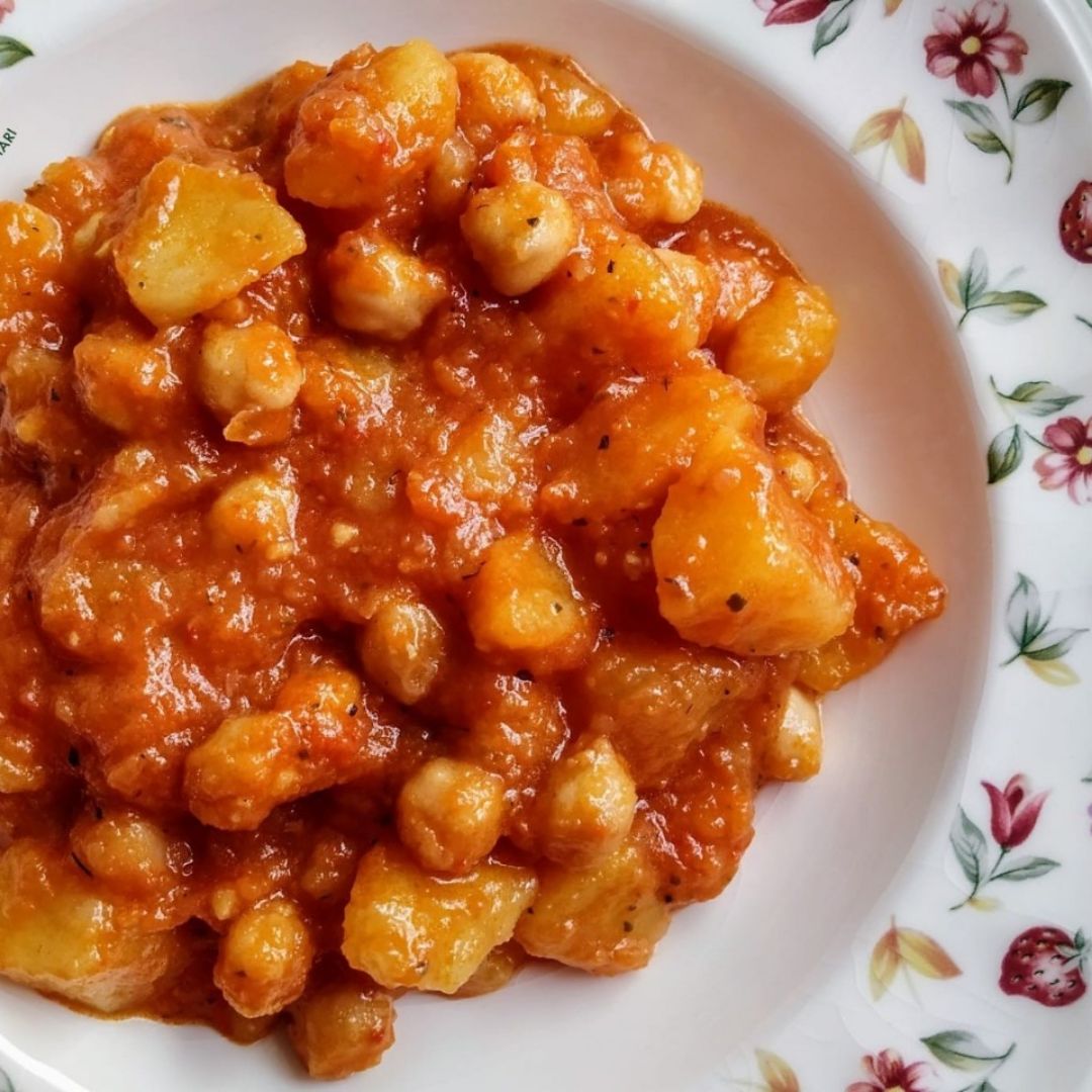 Garbanzos con tomate y patatas